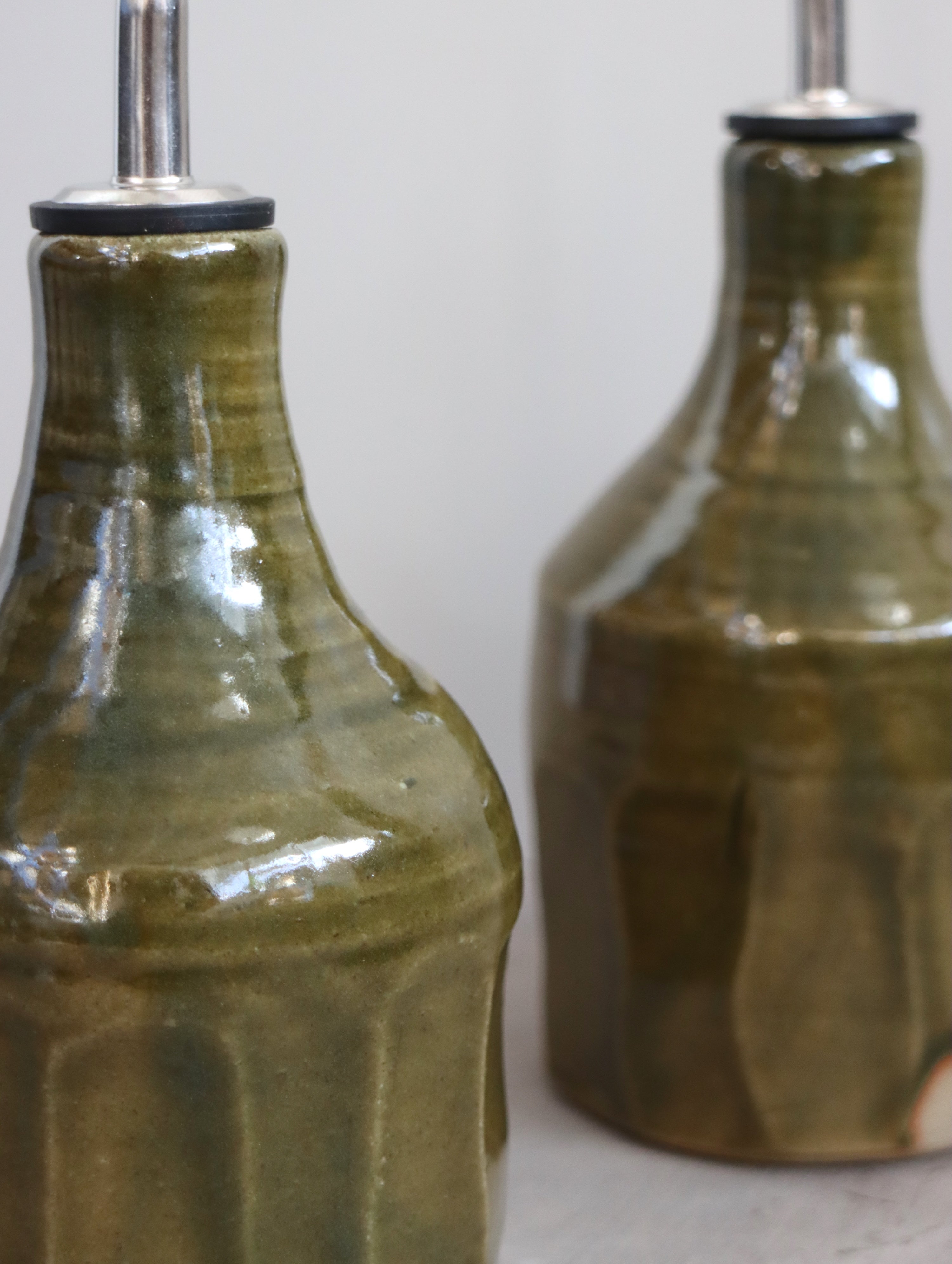 Faceted Medium Oil Pourer in Moss