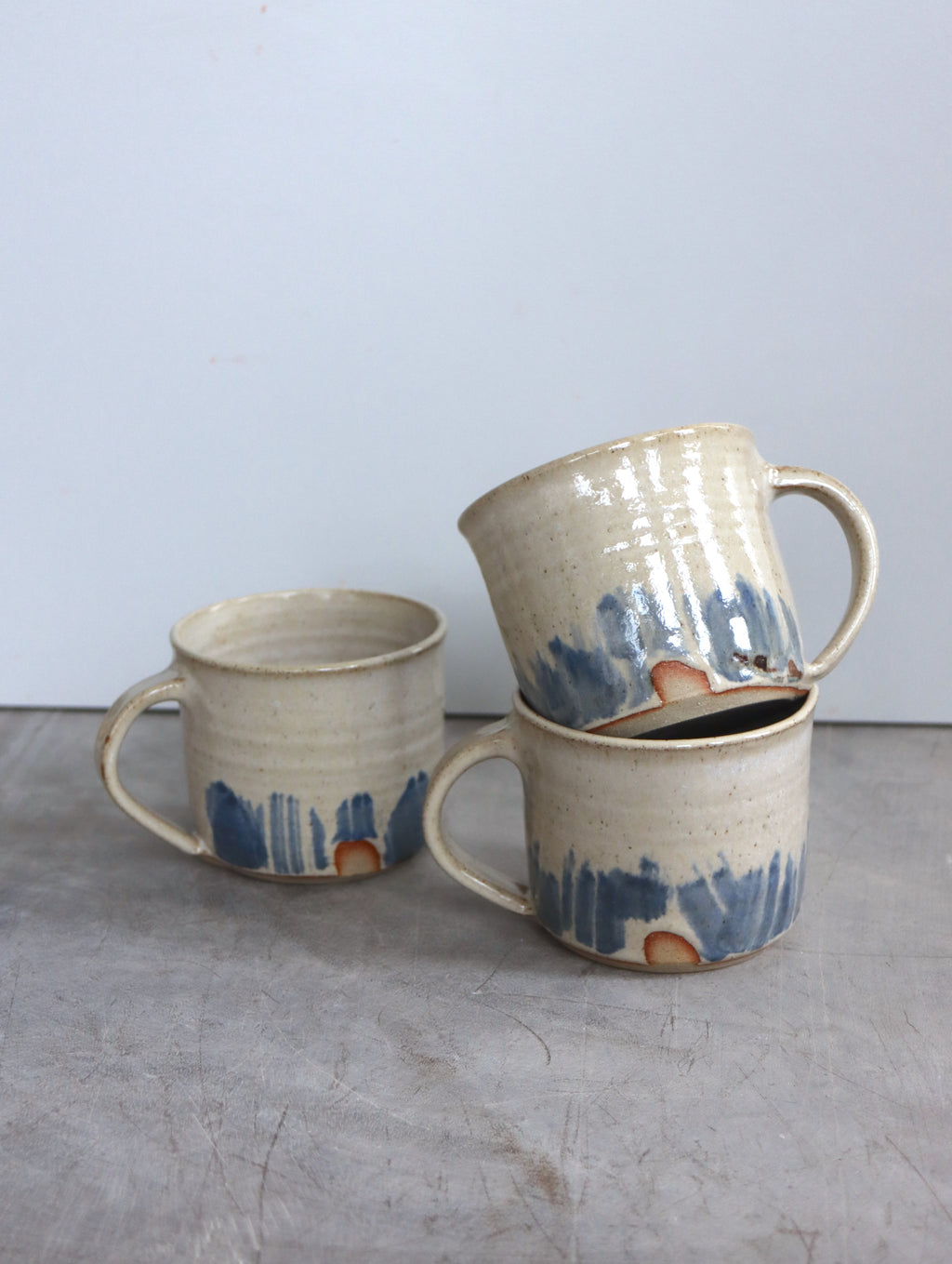 Mug in White Speckle and Blue Brushwork (10oz)