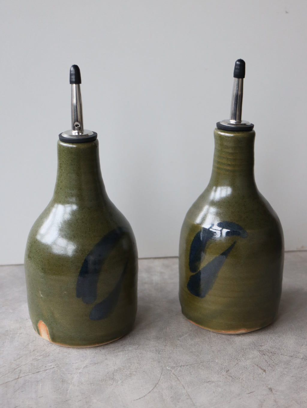 Medium Oil Pourer in Moss and Oxide Brushwork
