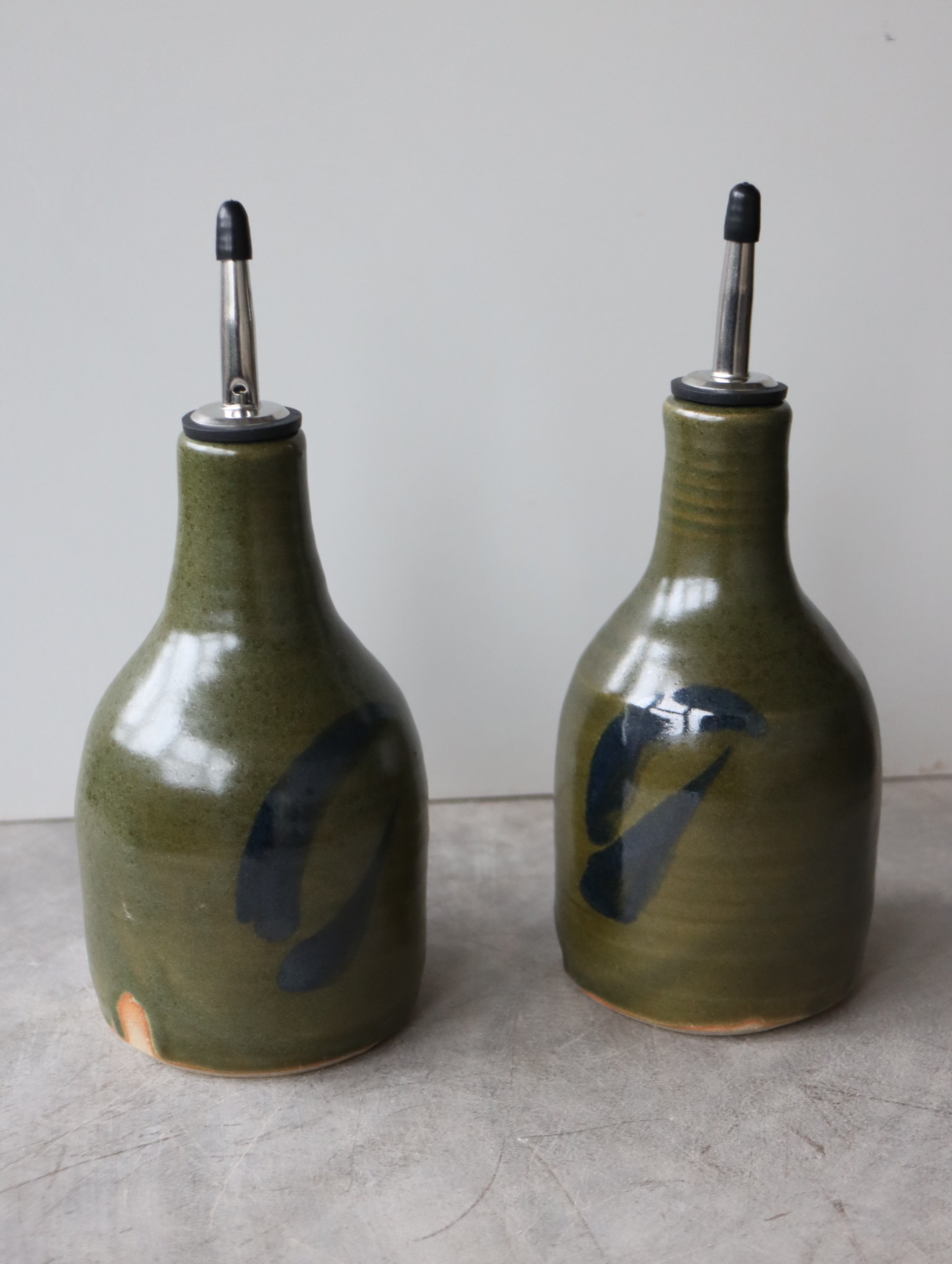 Medium Oil Pourer in Moss and Oxide Brushwork