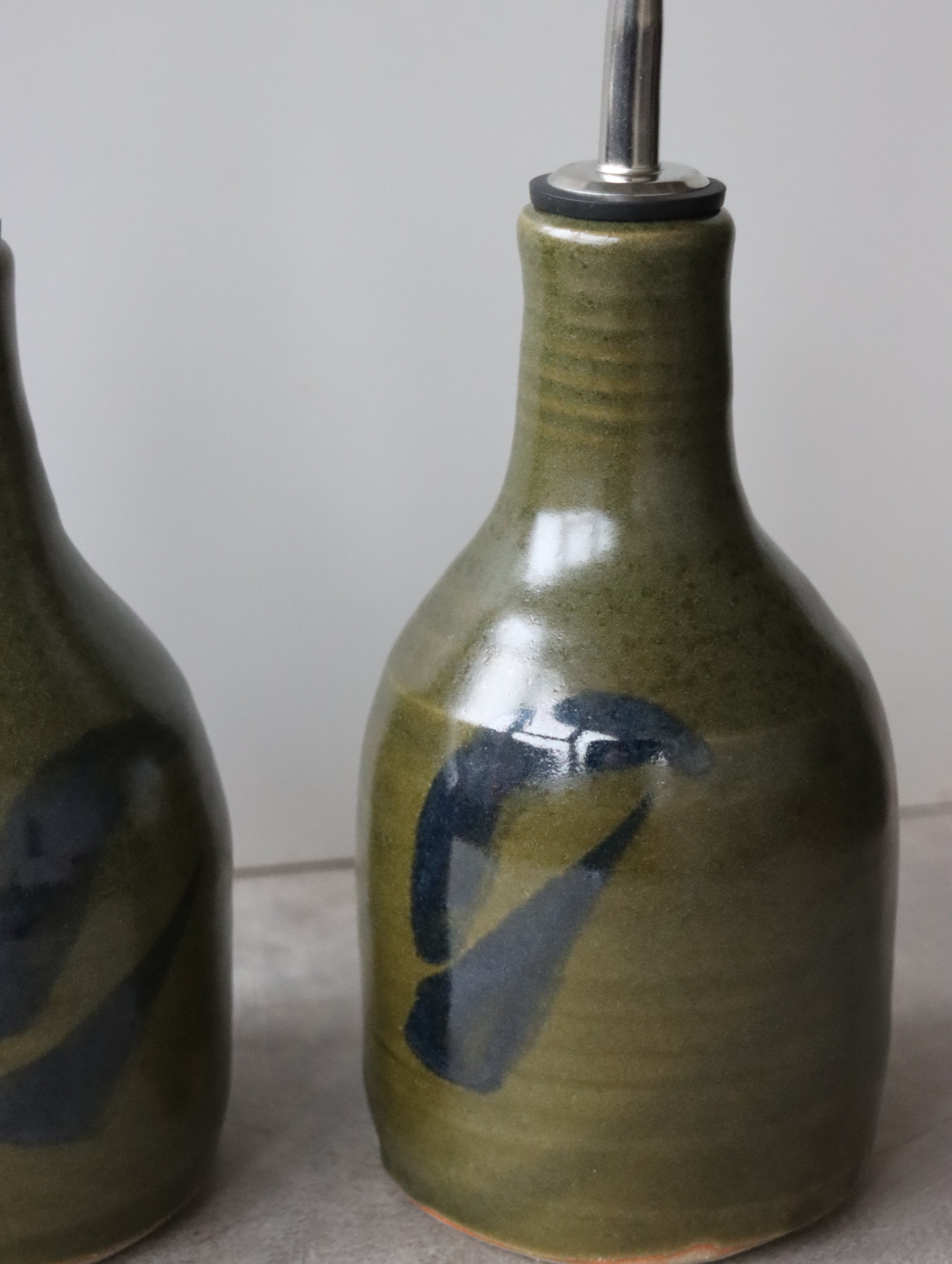 Medium Oil Pourer in Moss and Oxide Brushwork