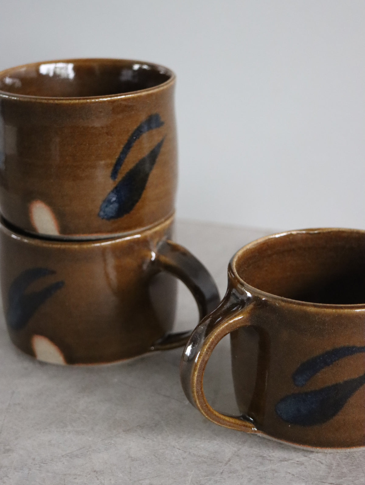 Coffee Cup in Umber and Oxide Brushwork (7oz)