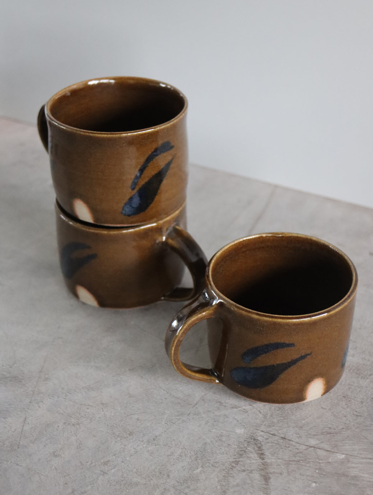 Coffee Cup in Umber and Oxide Brushwork (7oz)
