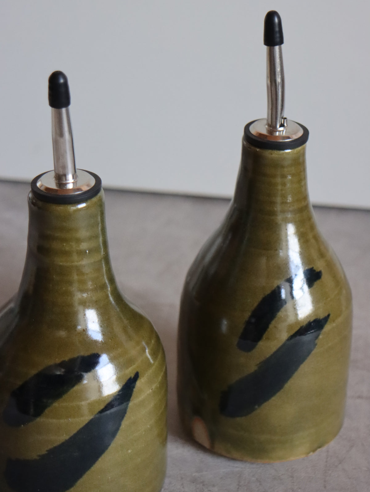 Medium Oil Pourer in Moss and Oxide Brushwork