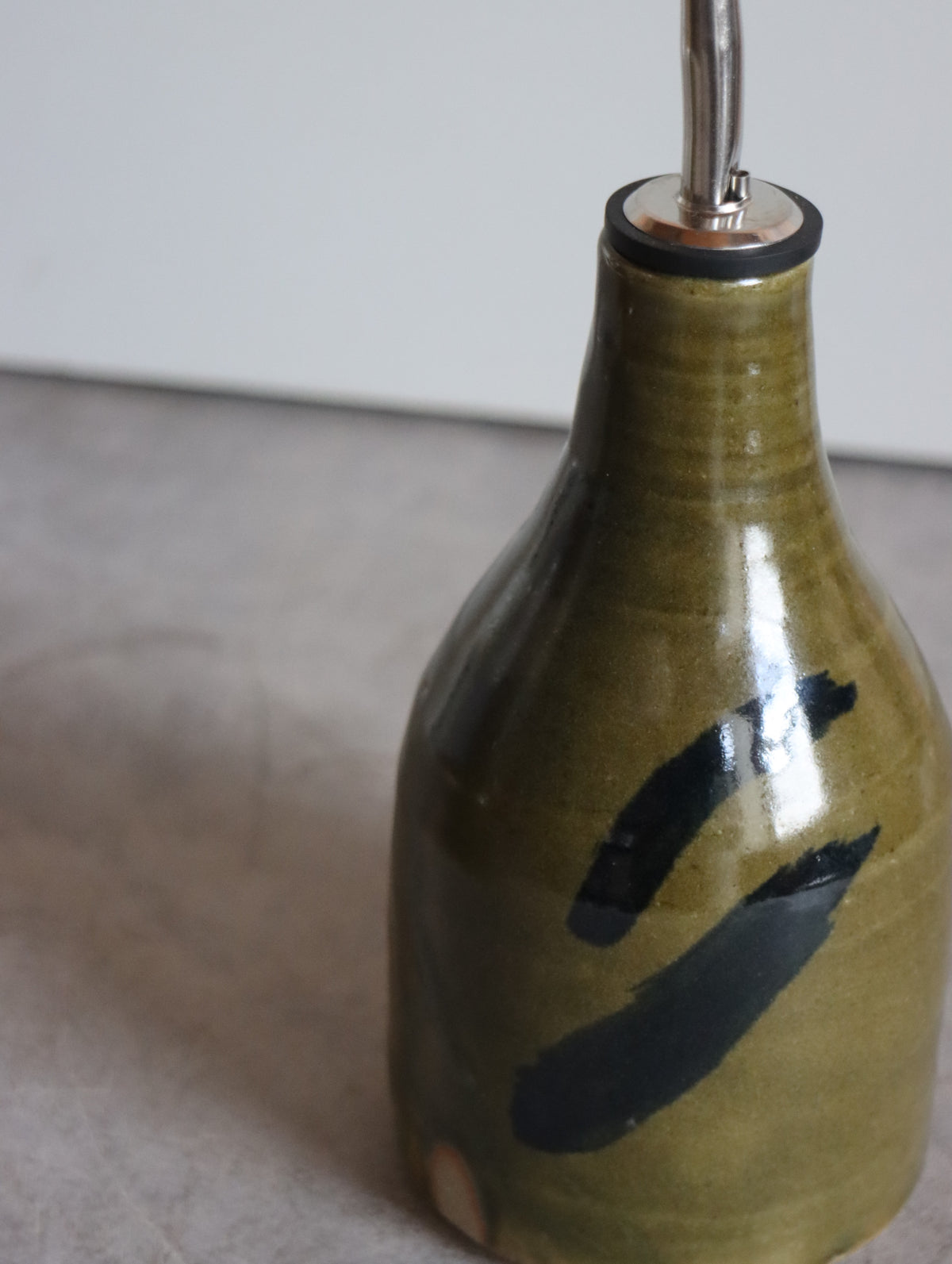 Medium Oil Pourer in Moss and Oxide Brushwork