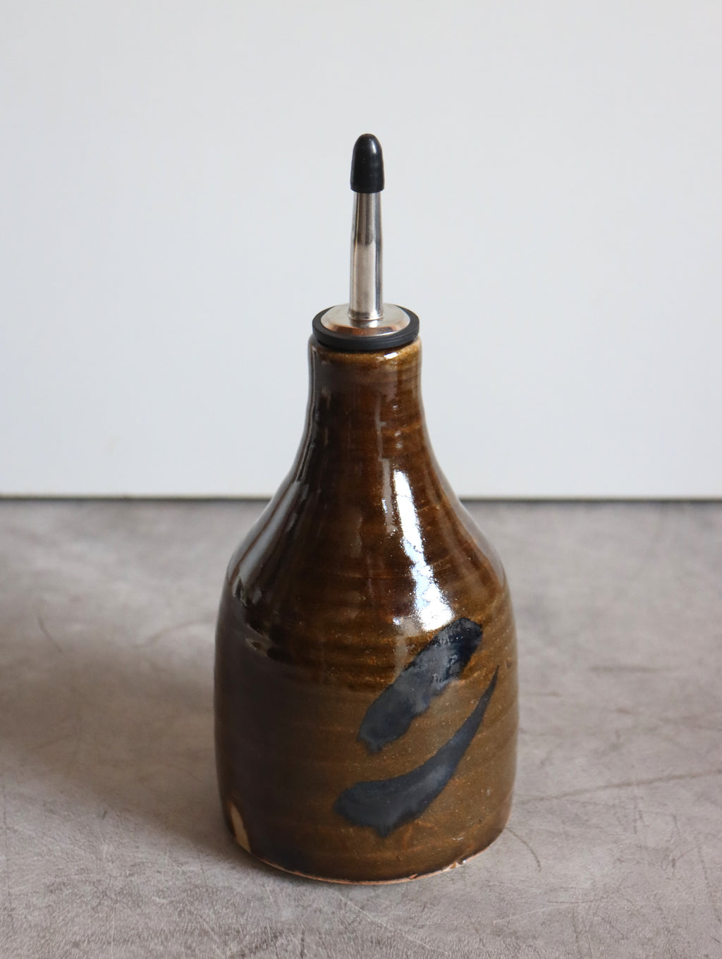 Medium Oil Pourer in Umber and Oxide Brushwork