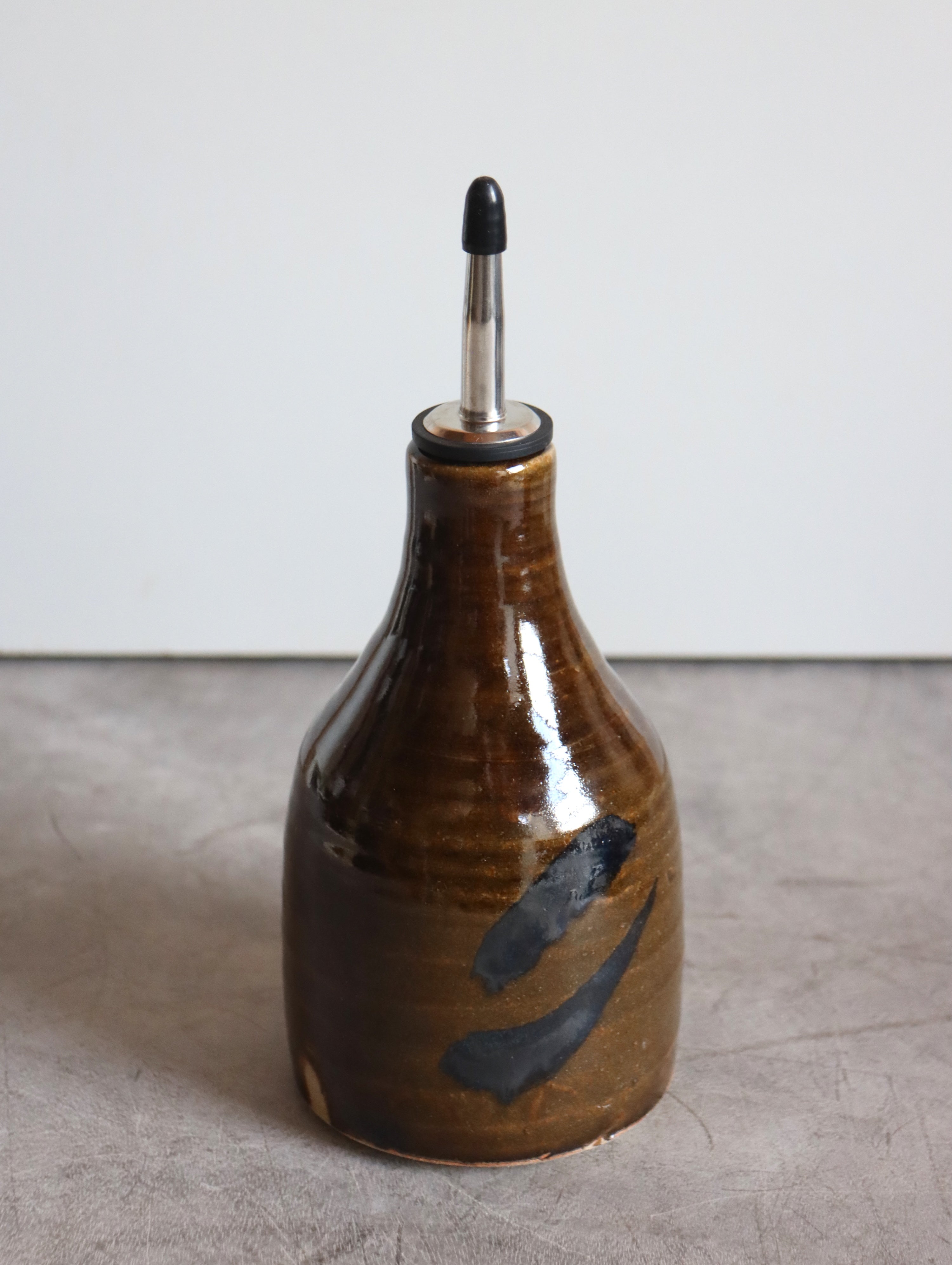 Medium Oil Pourer in Umber and Oxide Brushwork