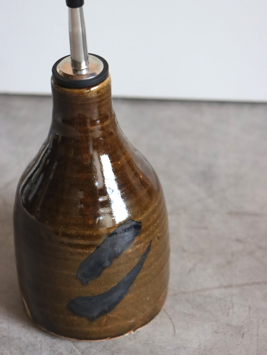 Medium Oil Pourer in Umber and Oxide Brushwork