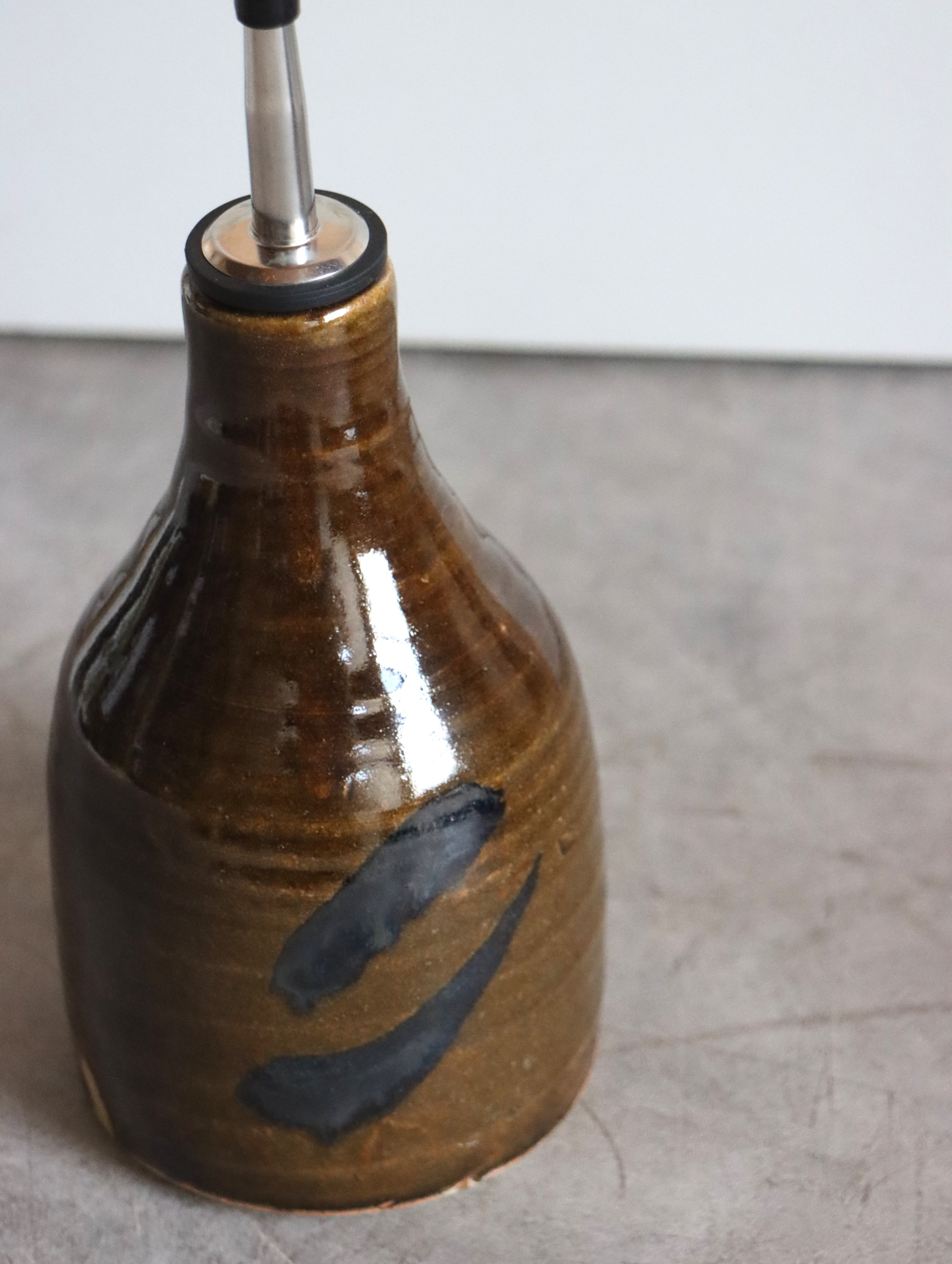 Medium Oil Pourer in Umber and Oxide Brushwork