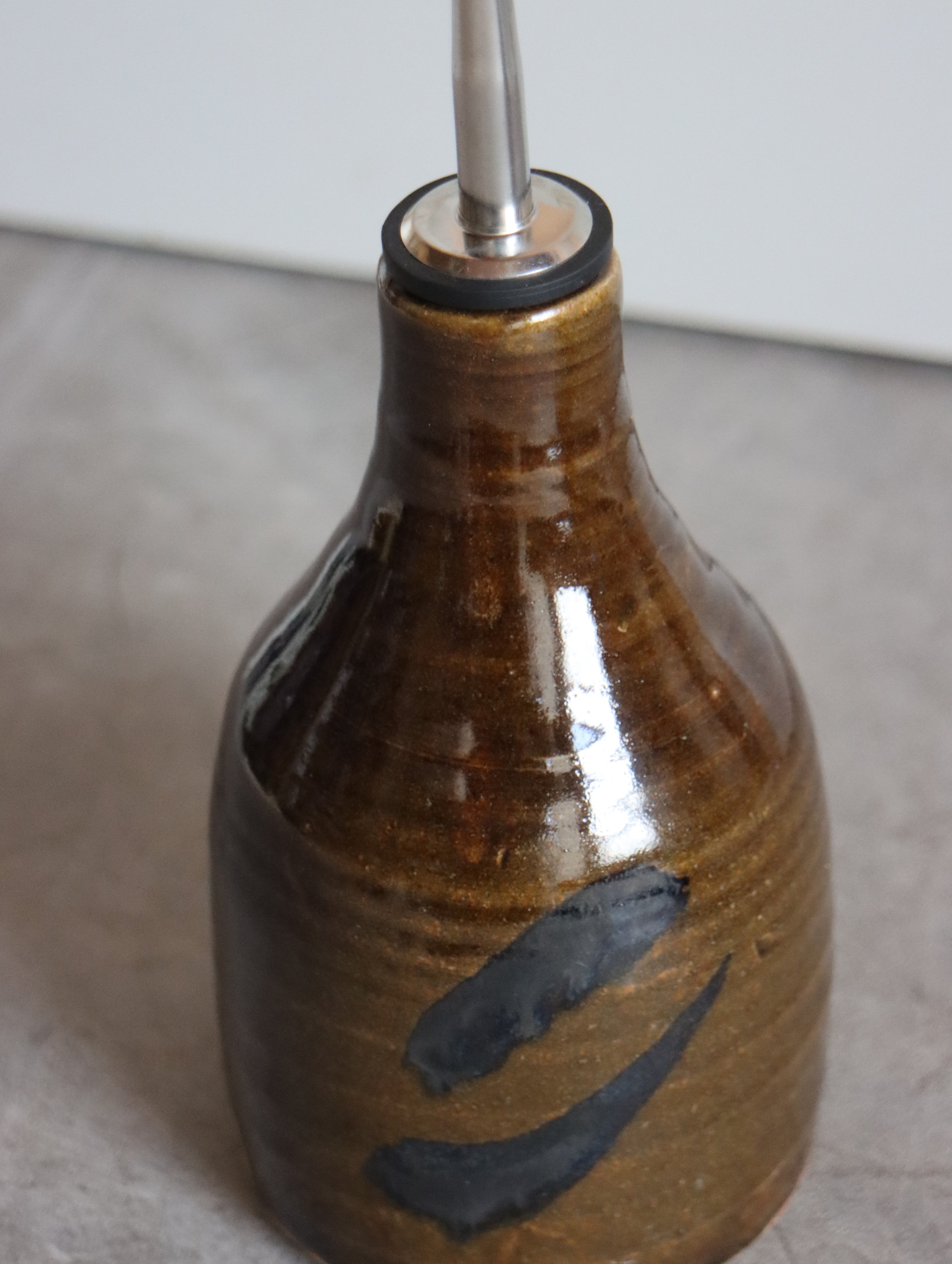 Medium Oil Pourer in Umber and Oxide Brushwork