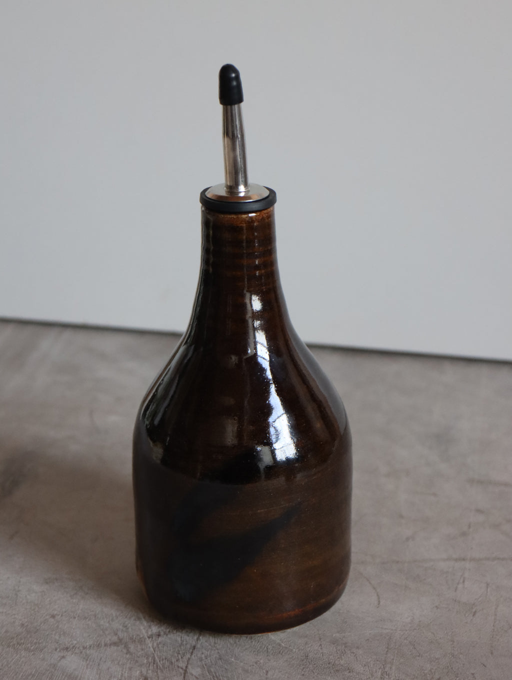 Medium Oil Pourer in Dark Umber/Tenmoku and Oxide Brushwork