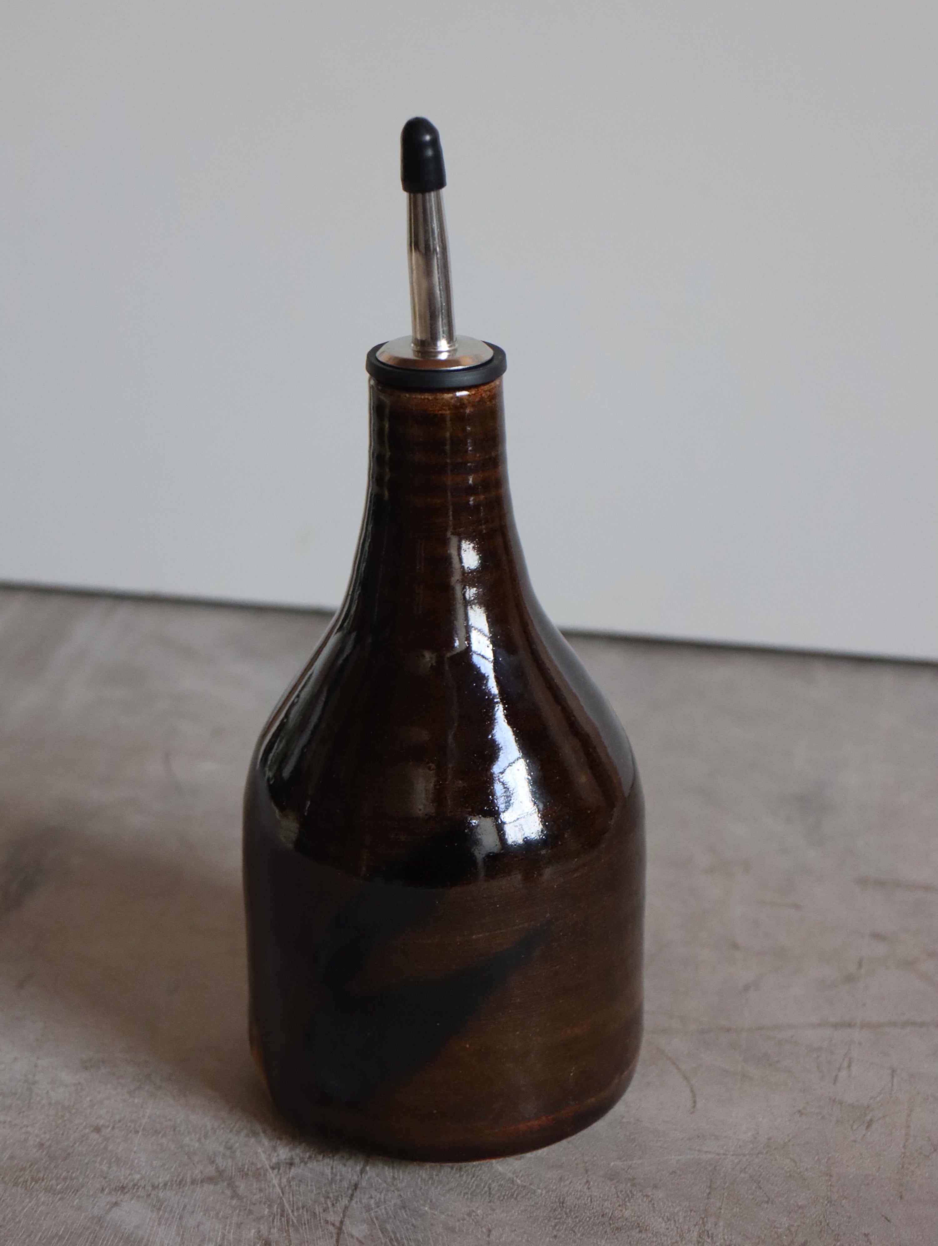 Medium Oil Pourer in Dark Umber/Tenmoku and Oxide Brushwork