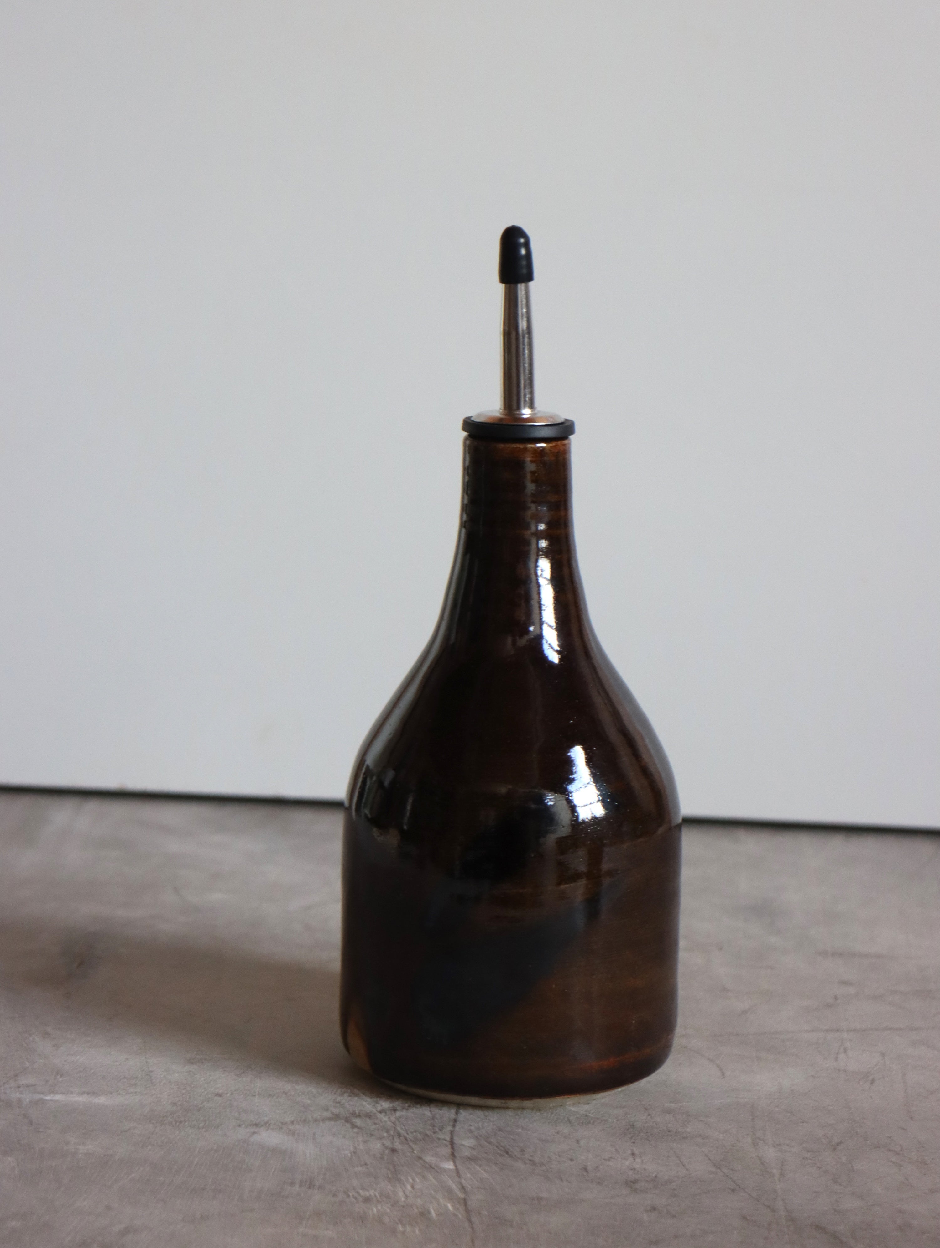 Medium Oil Pourer in Dark Umber/Tenmoku and Oxide Brushwork