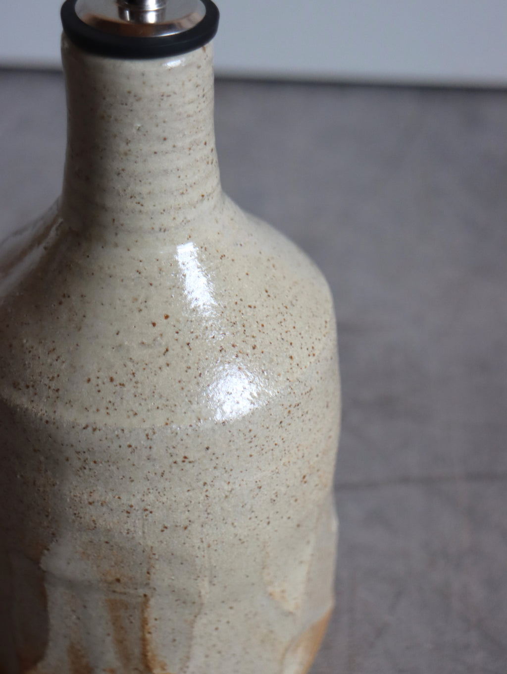 Medium Oil Pourer in Faceted Iron-rich White
