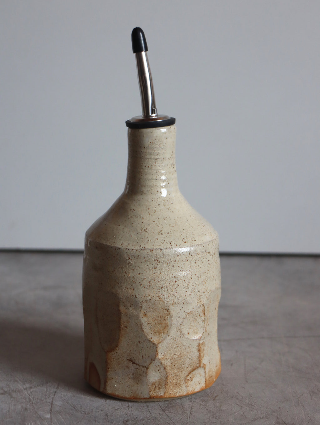 Medium Oil Pourer in Faceted Iron-rich White