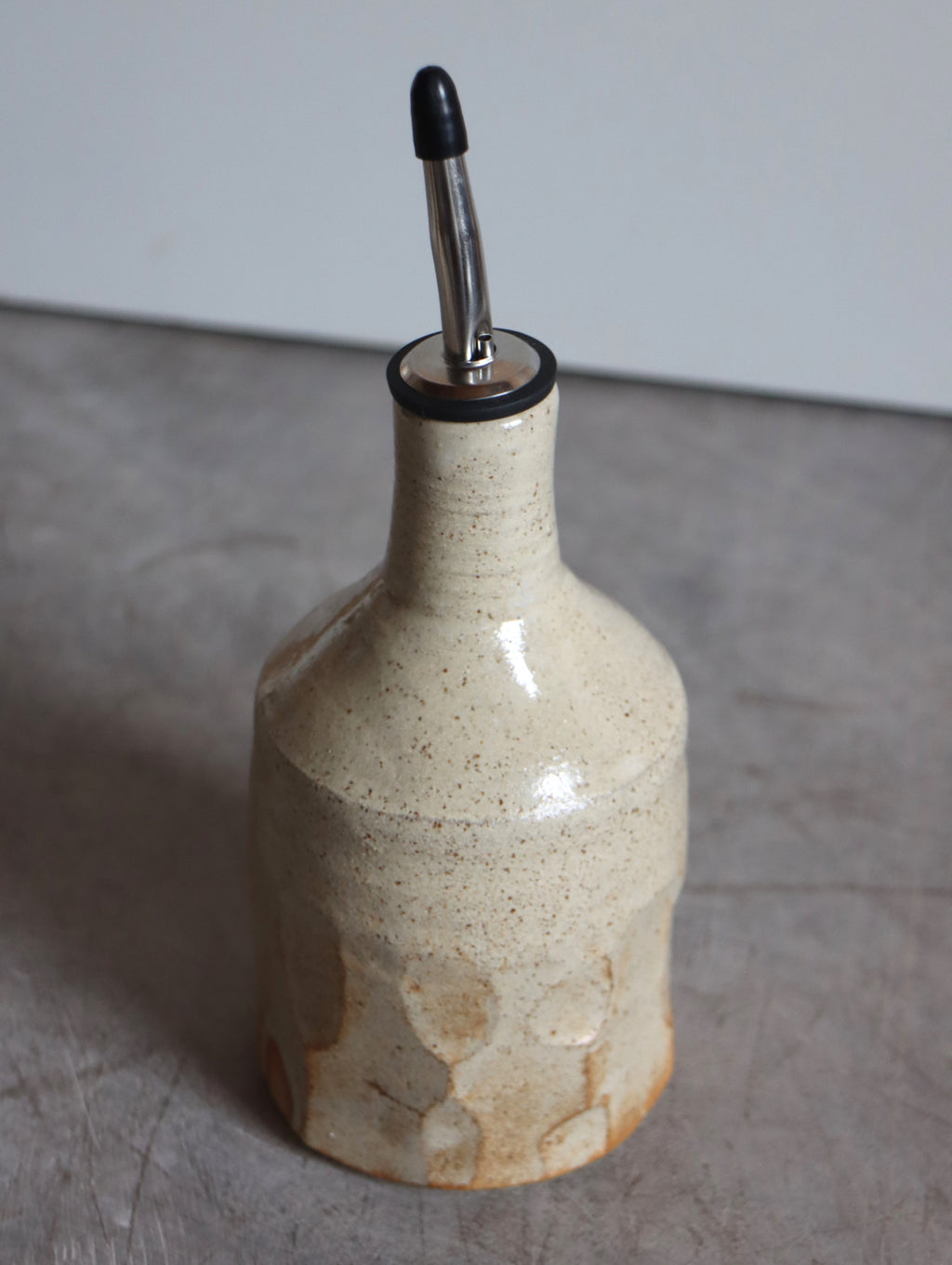 Medium Oil Pourer in Faceted Iron-rich White
